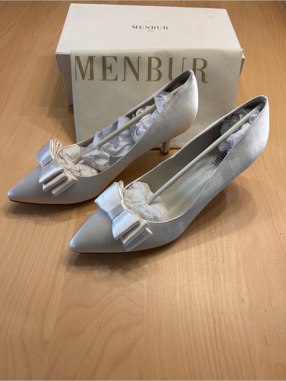 Menbur Ivory Satin Pointed-Toe Pumps with Decorative Bow
